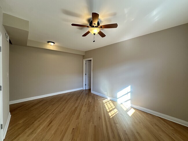 Building Photo - 901 Green Bay Rd