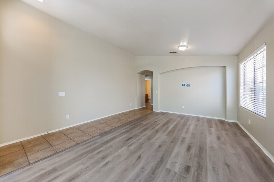 Building Photo - 11402 W Davis Ln