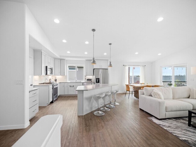 Building Photo - 4 bedroom Modern Home at Eagle Ridge Estates