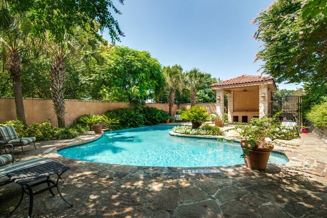 Building Photo - LUXURY 3-BEDROOM TOWNHOME IN ALAMO HEIGHTS