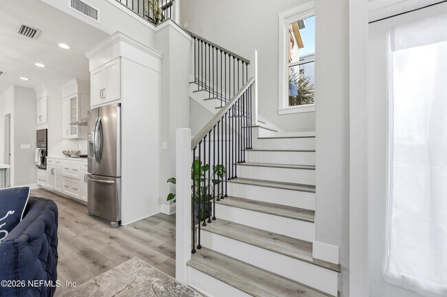 Building Photo - 115 1st St S