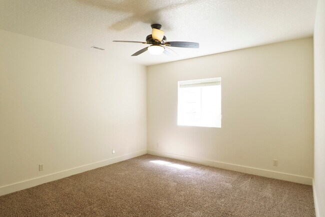 Building Photo - 3 Bedroom Townhome Available August 1st, 2026