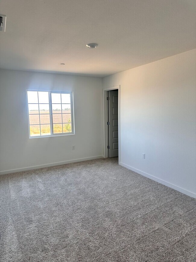 Building Photo - 1/2 off first full months rent with possession by 4/17/2026