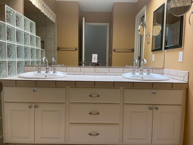 Building Photo - Desirable Windsor Beach Condo! Unfurnished...