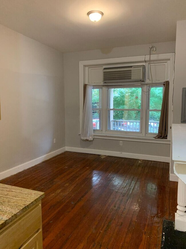 Building Photo - Amazing Studio Apartment located in Univer...