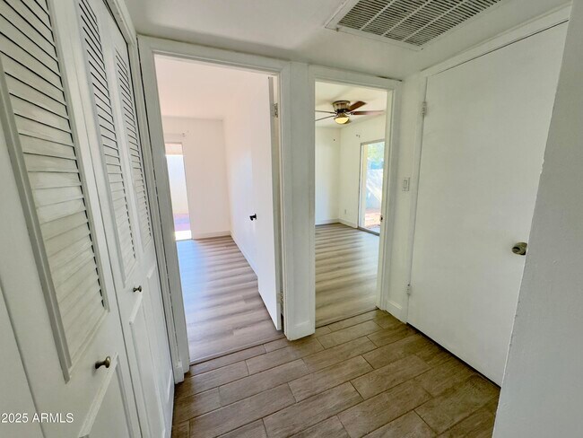 Building Photo - 1021 W Mission Ln