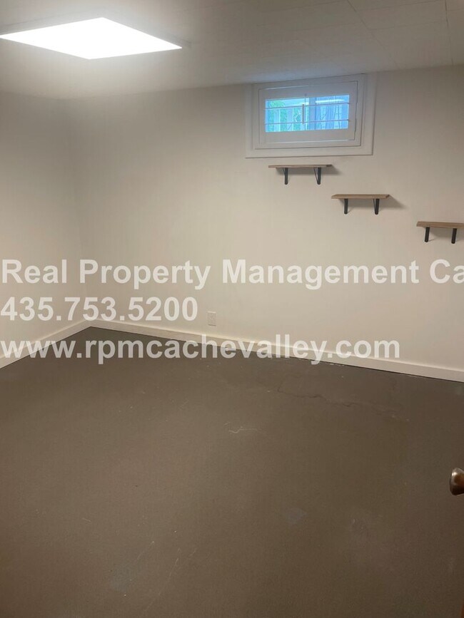 Building Photo - 495 E 900 N