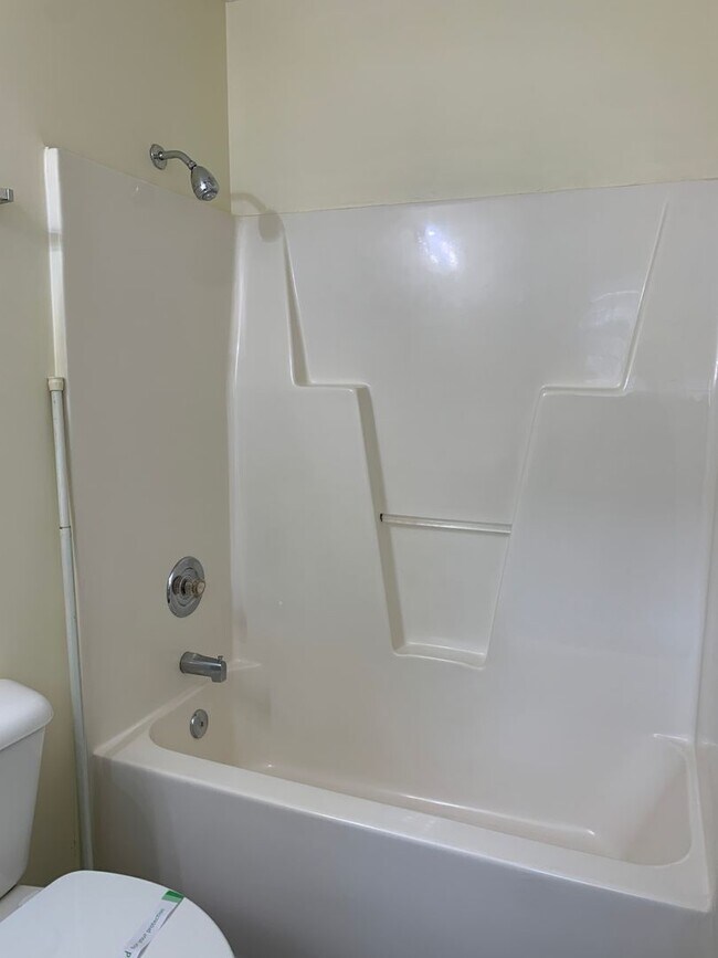 Building Photo - 3 Bedroom 2 Bath House Available on Hillsdale Drive