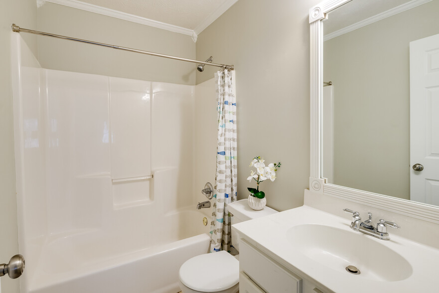 Building Photo - 13005 Crabapple Lake Dr