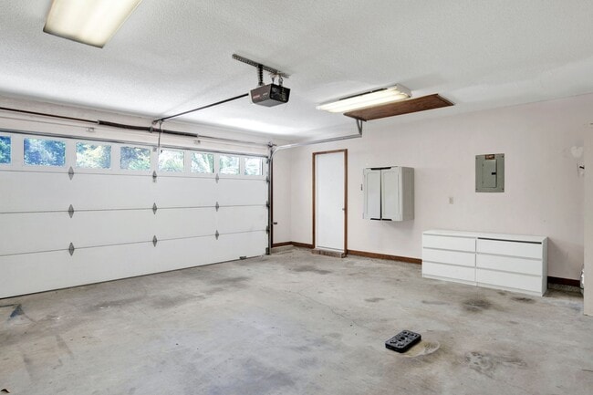 Building Photo - Well-Maintained Home with 2-Car Garage & Screened Back Porch in Central Location