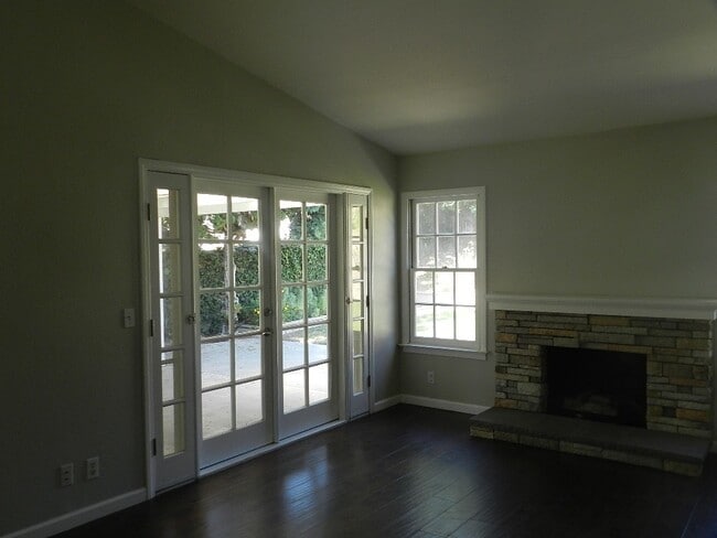 Building Photo - WONDERFUL SINGLE STORY HOUSE WITH LARGE YARD, GREAT LOCATION!