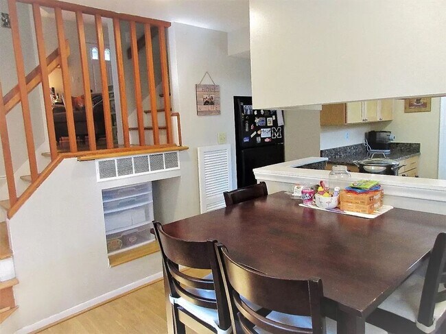 Building Photo - 906 Sylvan Ave