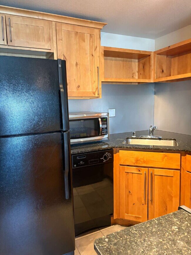 Building Photo - 1 bedroom Utilities Included - Downtown Citywalk