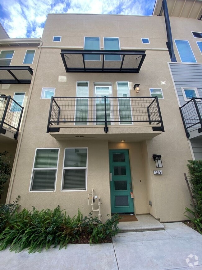 Building Photo - ALMOST NEW, SUPER CLEAN 2 BED, 2.5 BATHS, ...