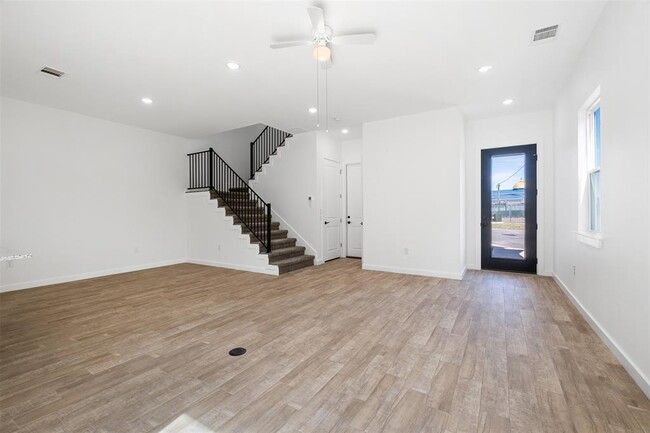 Building Photo - 255 Lourdes Ct