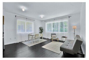 Building Photo - 557 Michigan Ave