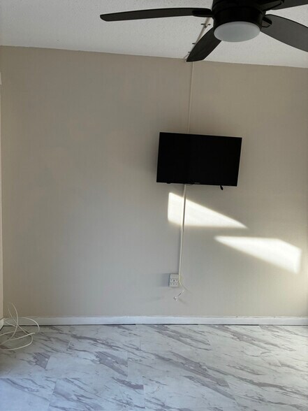 Building Photo - 5428 Larchmont Ct