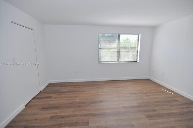 Building Photo - 9427 Fontainebleau Blvd