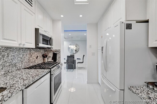 Building Photo - 2030 S Ocean Dr