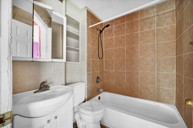 Building Photo - 102 N Cedar Ave