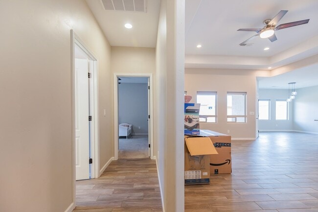 Building Photo - Modern 4 Bed 3 Bath - Pets Allowed!