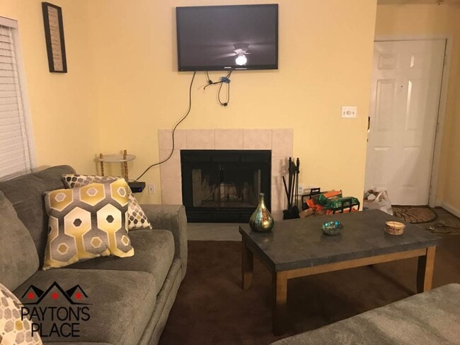 Building Photo - Spacious 2 Bedroom Condo with Parking in G...