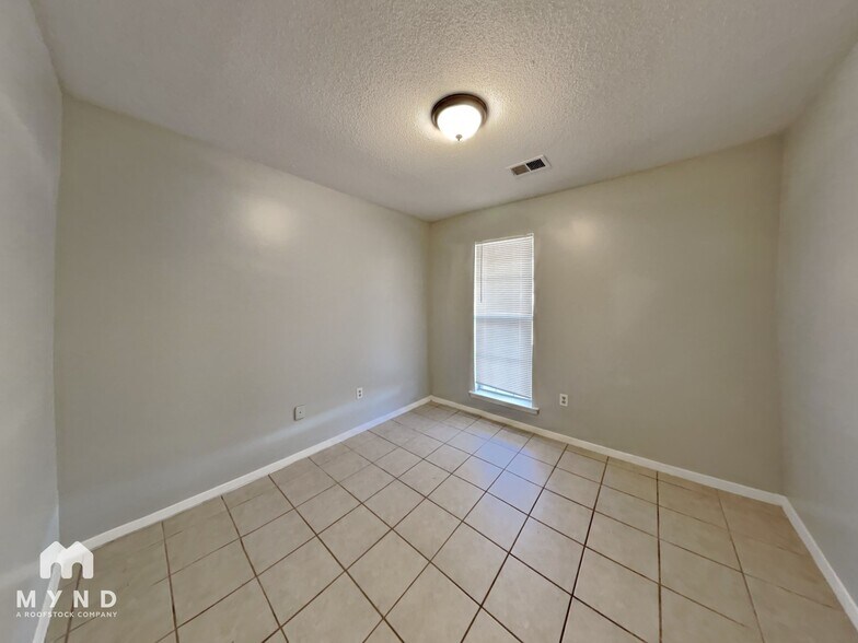 Building Photo - 3405 Laurel Dr