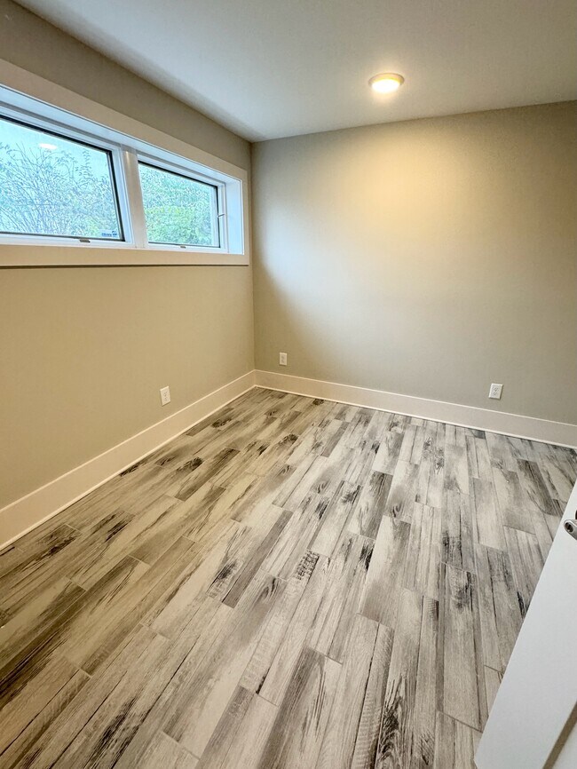 Building Photo - 3801 Lookout Dr