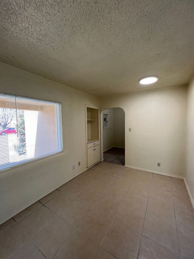 Building Photo - Nice 3 bedroom 1 3/4 Bath 2 Car Garage with large front and back yard!