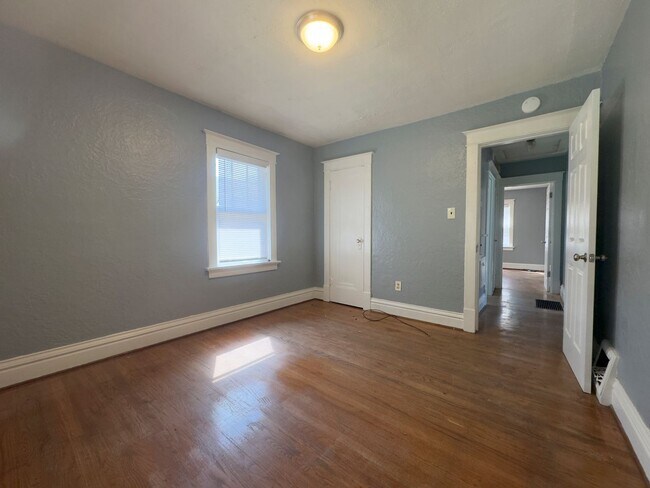 Building Photo - Charming 2-bedroom, 1-bath home featuring 900 sq. ft. of comfortable living space