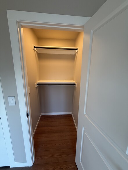 Building Photo - 833 W Stone St