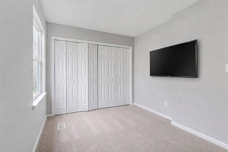 Building Photo - Room in Townhome on Lex Dr