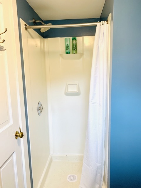 back bathroom - 1579 Pleasant St