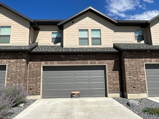 Building Photo - 2 bedroom 2 1/2 bath 2 car garage small dog friendly