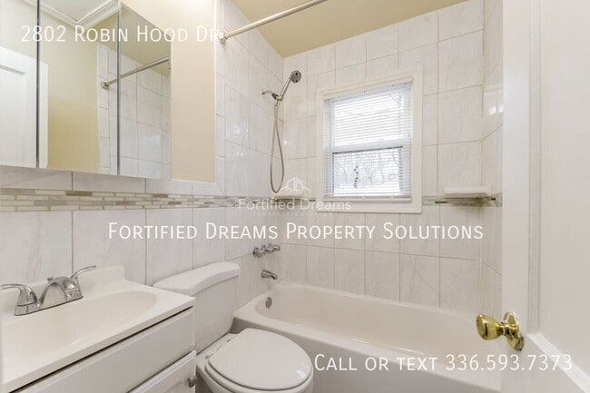 Building Photo - 2802 Robin Hood Dr