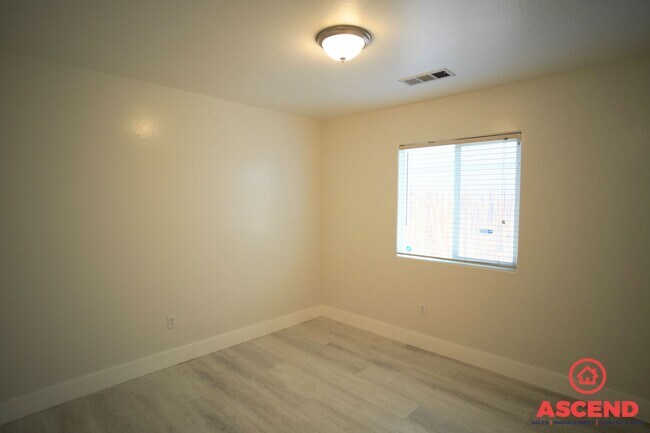 Building Photo - Lovely Home in Southwest Bakersfield!-SOLA...