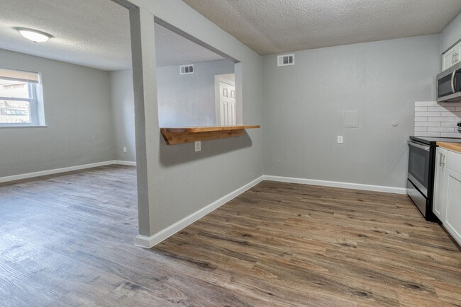 Building Photo - 2040 Yale Ave