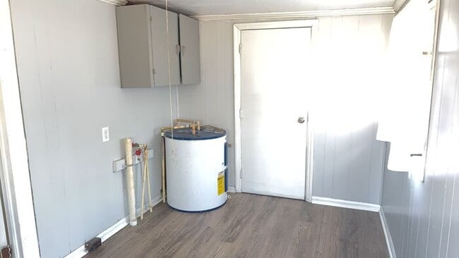 Building Photo - 3 Bedroom Freshly Painted House