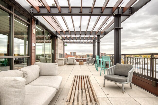 Building Photo - 985 Albion St