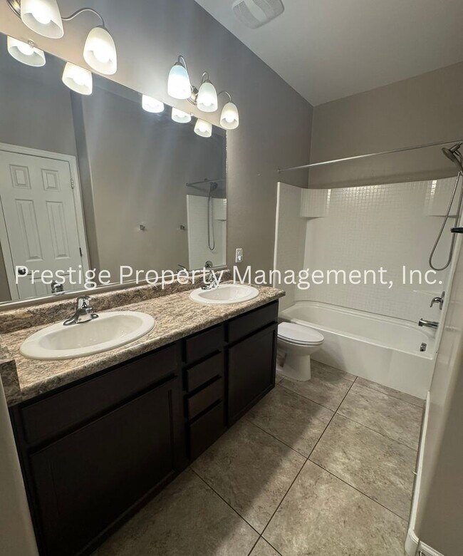Building Photo - Spacious 4+Den/3 Northwest Home!