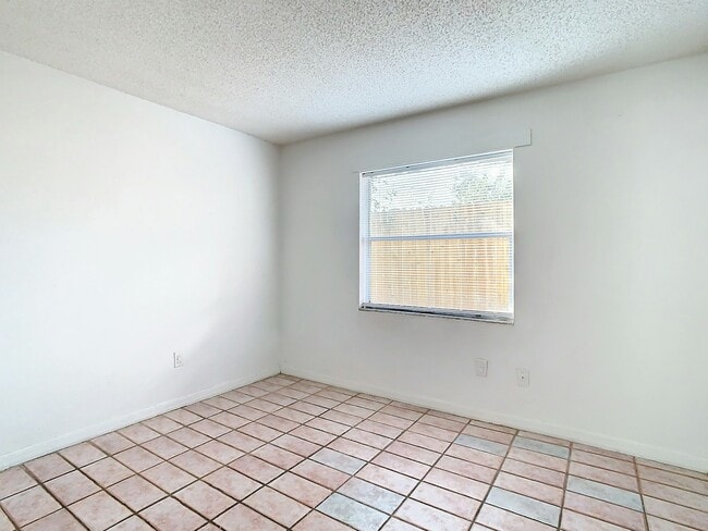 Building Photo - 712 E Floribraska Ave