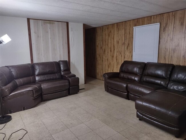 Building Photo - 17307 McIntosh Cir