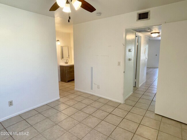 Building Photo - 822 S Langley Ave