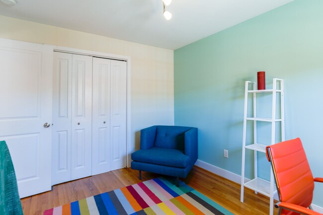 Building Photo - Stylish Condo in Hill East - Parking Space...