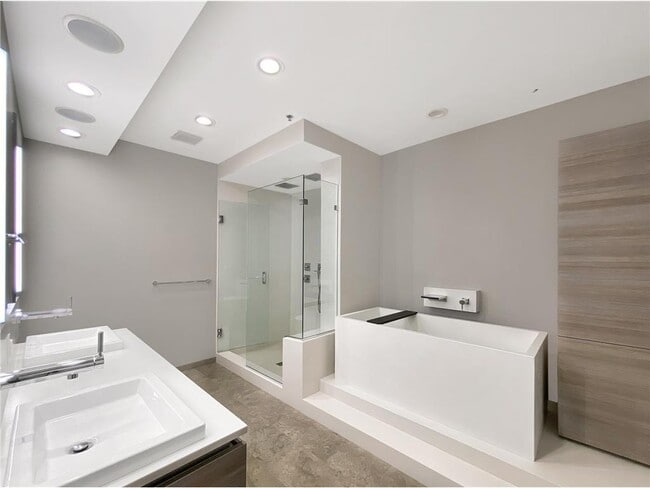 Building Photo - 300 Wall St