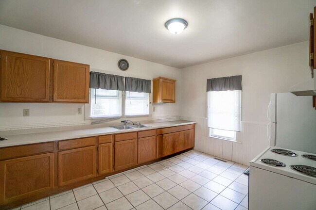 Building Photo - Don’t Miss This 4 Bedroom Deal – Only $995...