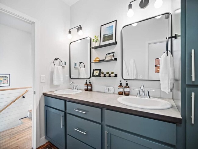 Building Photo - Beautiful Townhouse In Spokanes Kendall ya...