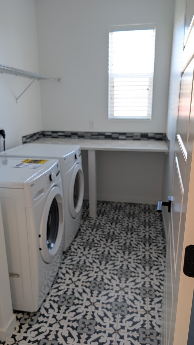 Laundry room - 9019 Southurst St