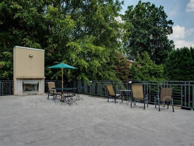 Building Photo - 211 N Dotger Ave