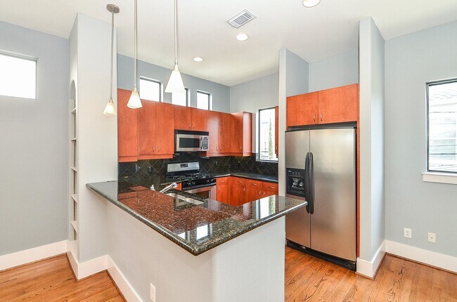 Building Photo - 408 Parker St